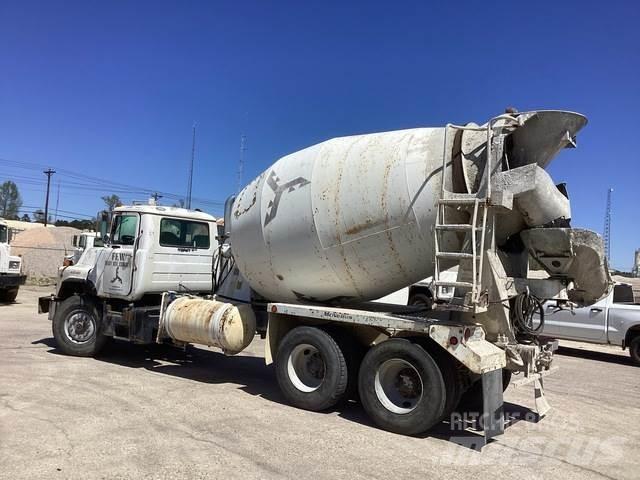 Mack DM690S Drugi tovornjaki