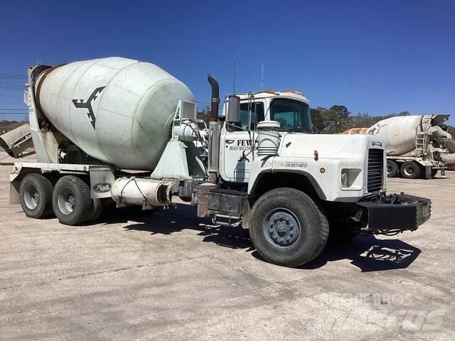 Mack DM690S Drugi tovornjaki