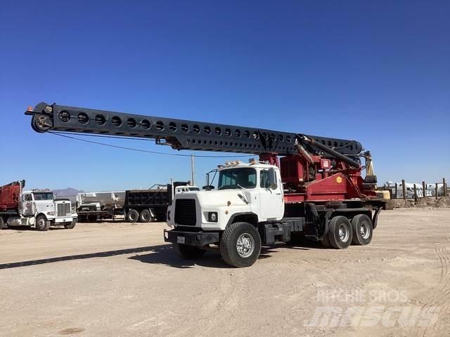 Mack DM690S Mobilni vrtalni tovornjaki