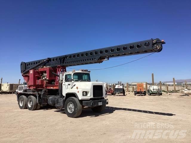 Mack DM690S Mobilni vrtalni tovornjaki