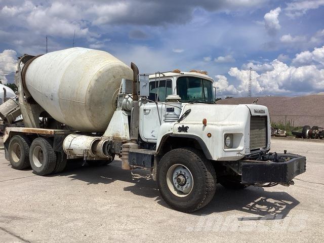 Mack DM690S Drugi tovornjaki