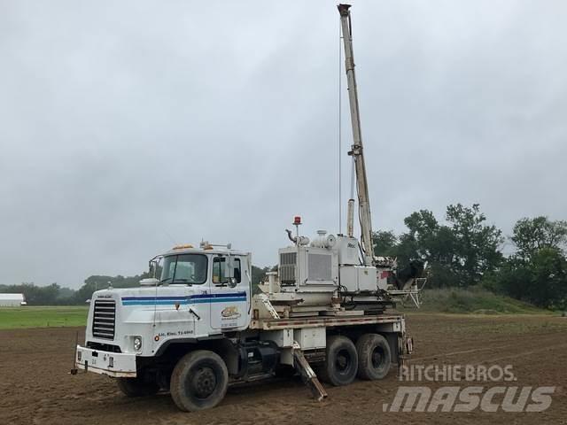 Mack DMM6906S Mobilni vrtalni tovornjaki