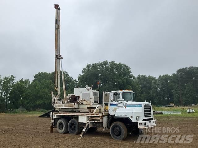 Mack DMM6906S Mobilni vrtalni tovornjaki