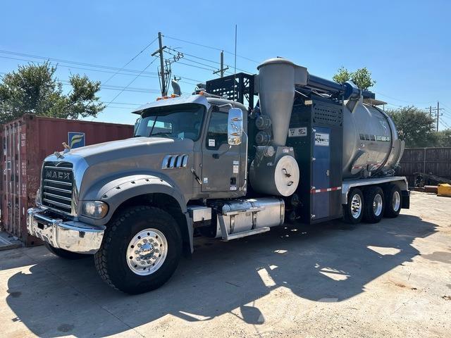 Mack Granite Bagri goseničarji