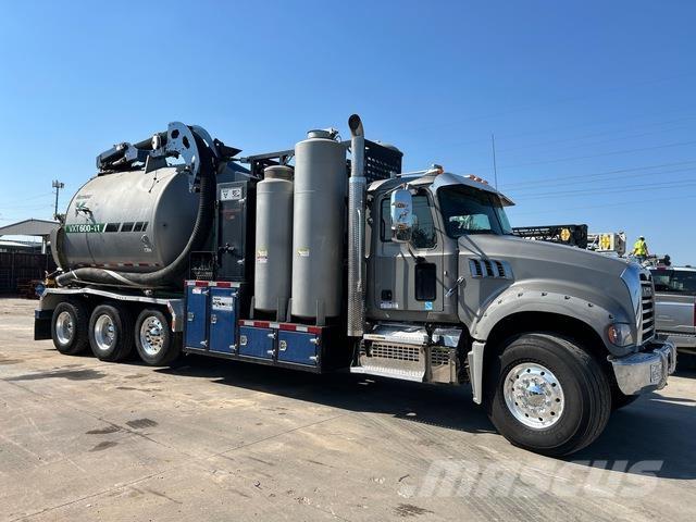 Mack Granite Bagri goseničarji