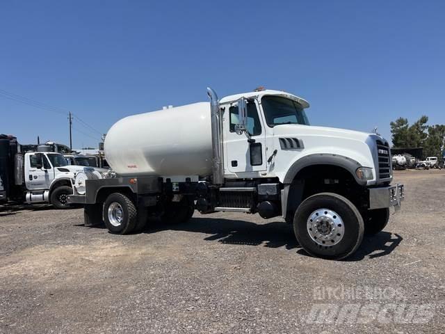 Mack GU432 Tovornjaki cisterne