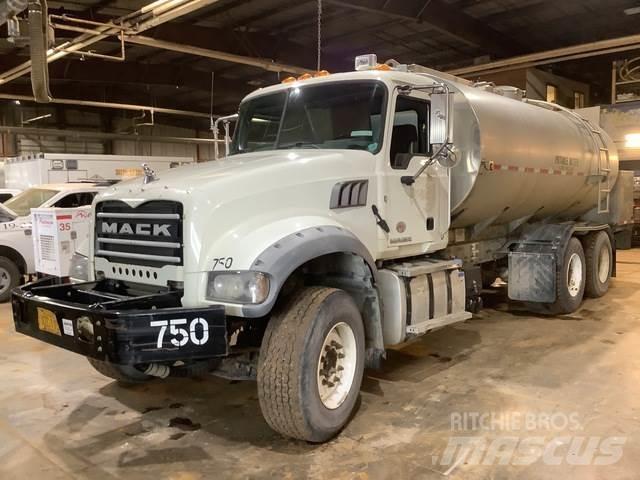 Mack GU713 Tovornjaki za vodo