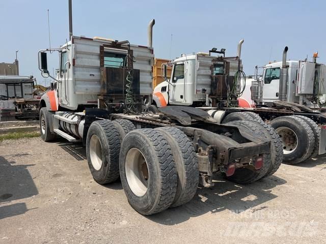 Mack GU713 Vlačilci