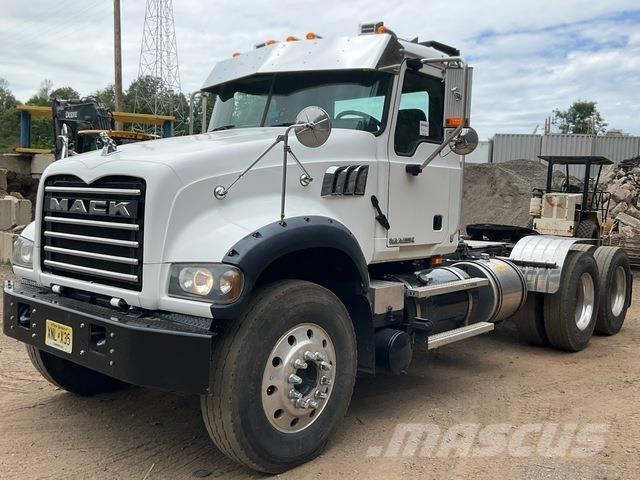 Mack GU713 Vlačilci