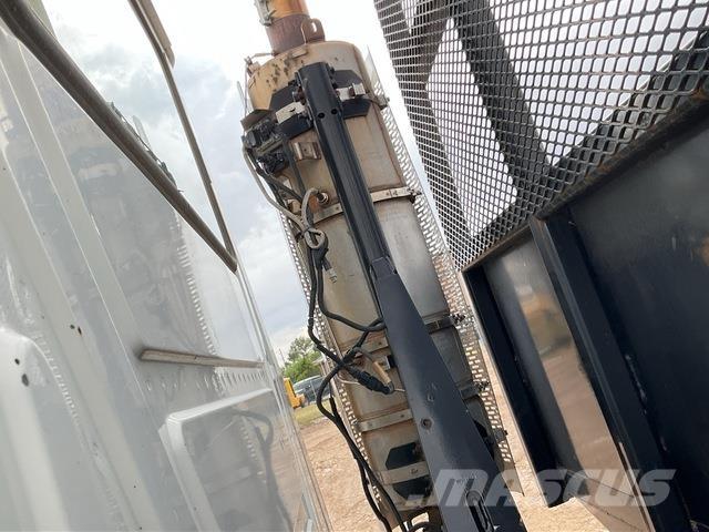 Mack GU713 Tovornjaki s kesonom/platojem