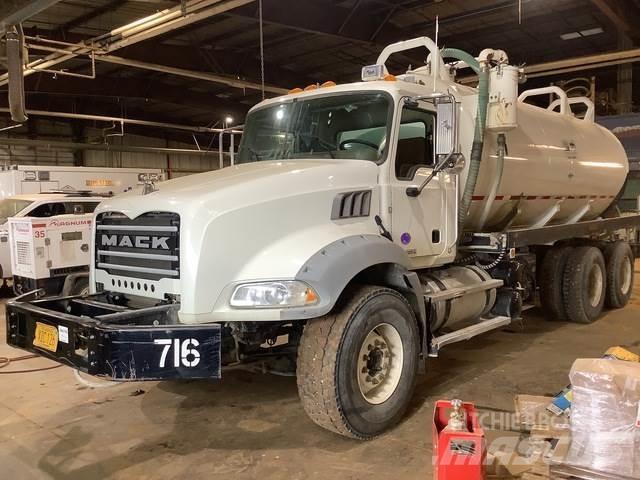Mack GU813 Tovornjaki cisterne