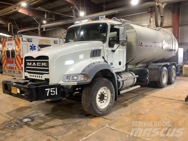 Mack GU813 Tovornjaki za vodo