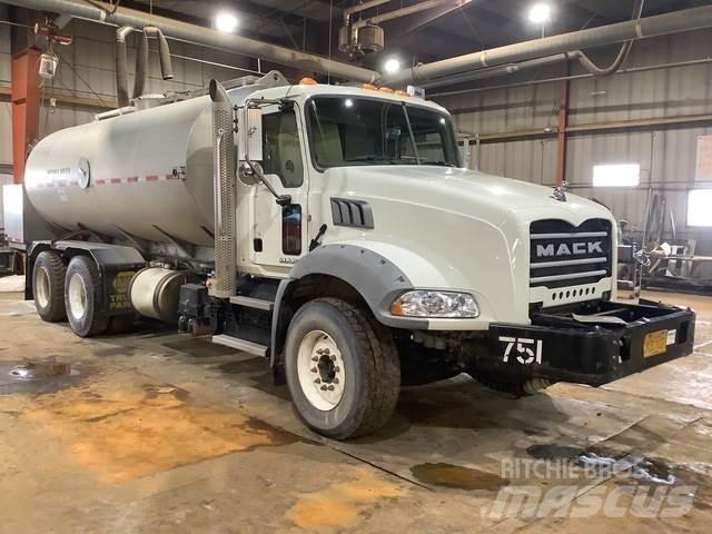 Mack GU813 Tovornjaki za vodo