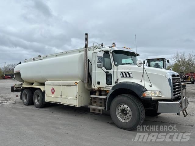 Mack GU813 Tovornjaki cisterne