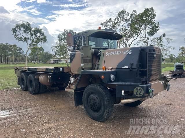 Mack R686T Tovornjaki s kesonom/platojem