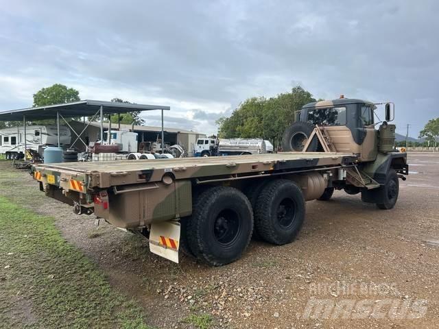 Mack R686T Tovornjaki s kesonom/platojem