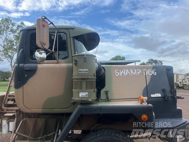 Mack R686T Tovornjaki s kesonom/platojem