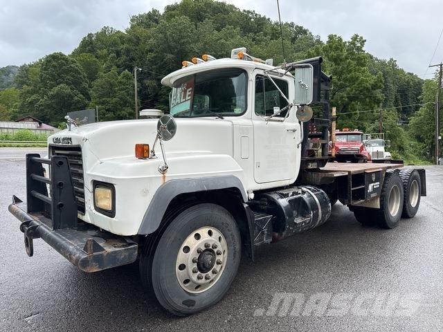 Mack RD688S Tovornjaki s kesonom/platojem