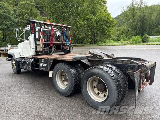 Mack RD688S Tovornjaki s kesonom/platojem