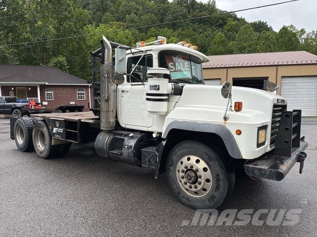 Mack RD688S Tovornjaki s kesonom/platojem