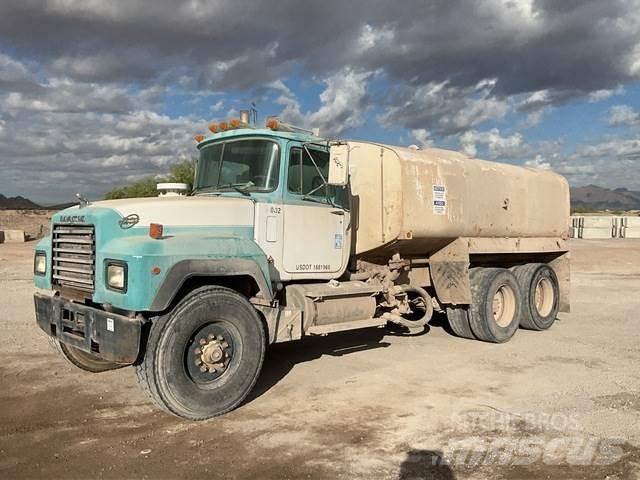 Mack RD690S Tovornjaki za vodo