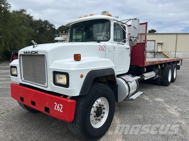 Mack RD690S Tovornjaki s kesonom/platojem