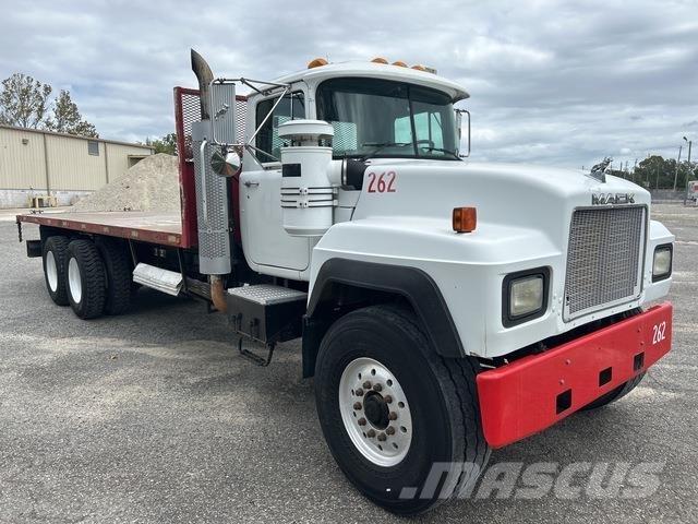 Mack RD690S Tovornjaki s kesonom/platojem
