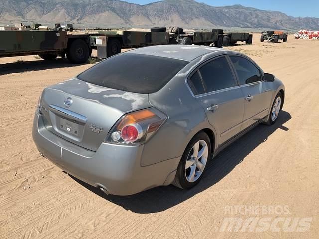 Nissan Altima Avtomobili