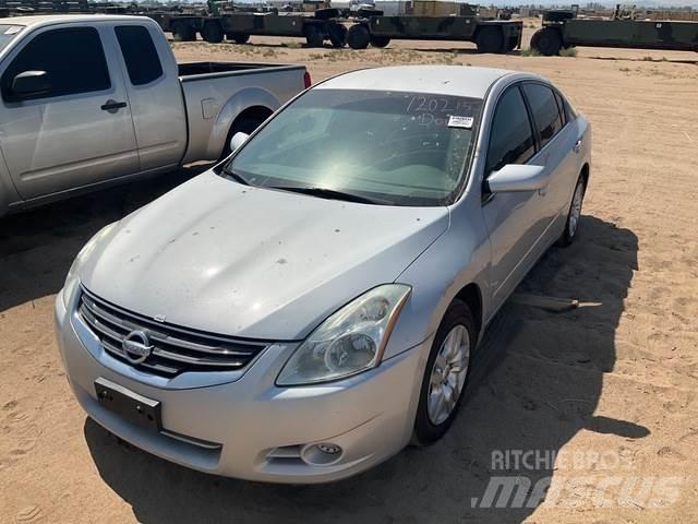 Nissan Altima Avtomobili