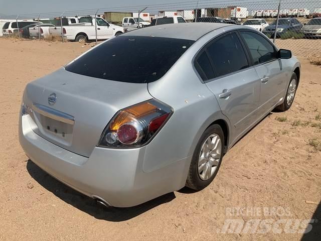 Nissan Altima Avtomobili