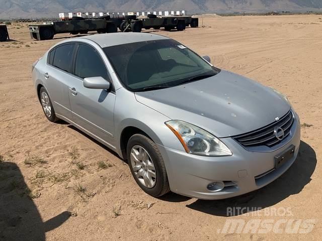 Nissan Altima Avtomobili