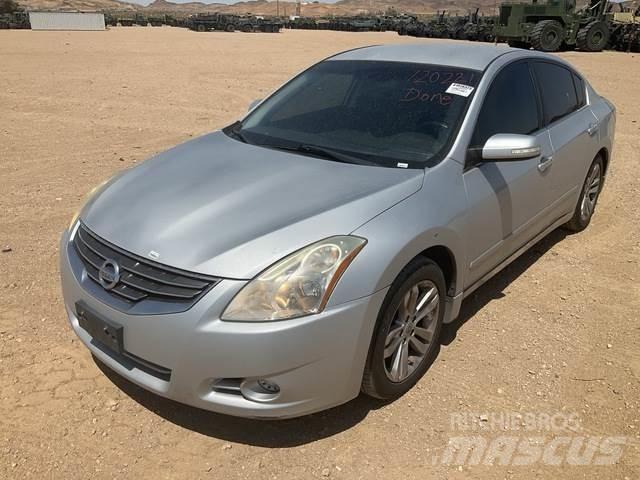 Nissan Altima Avtomobili