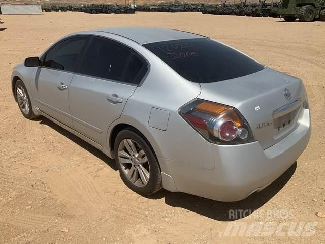 Nissan Altima Avtomobili