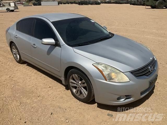 Nissan Altima Avtomobili