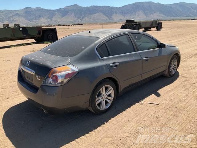 Nissan Altima Avtomobili