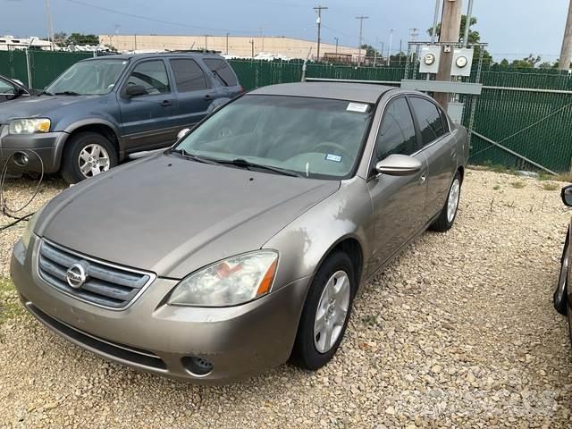 Nissan Altima Avtomobili