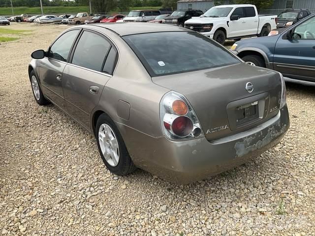Nissan Altima Avtomobili