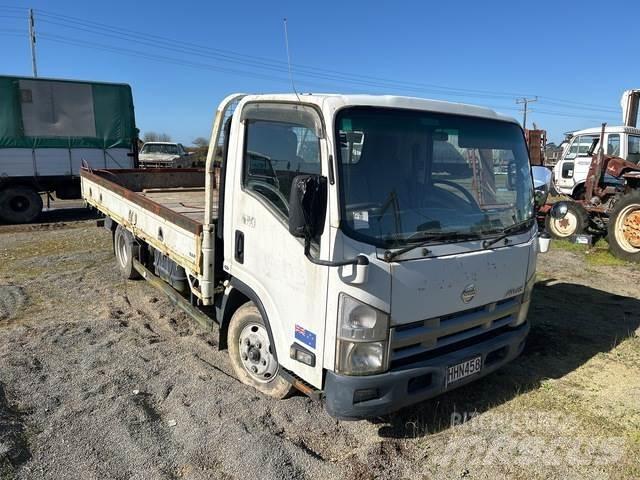 Nissan Atlas Tovornjaki s kesonom/platojem