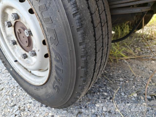 Nissan ATLAS Tovornjaki s kesonom/platojem