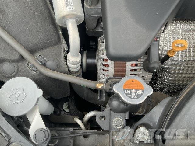 Nissan TEANA Avtomobili