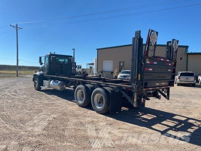 Peterbilt 330 Tovornjaki s kesonom/platojem