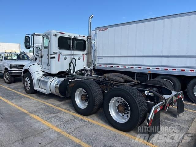 Peterbilt 384 Vlačilci