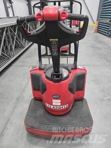 Raymond 8410 Ročni paletnik