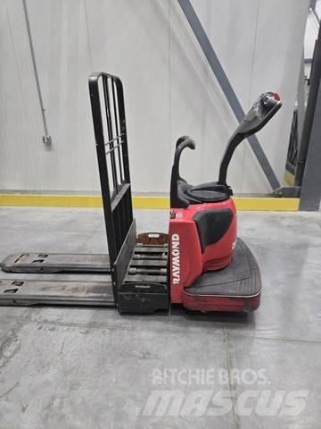 Raymond 8410 Ročni paletnik