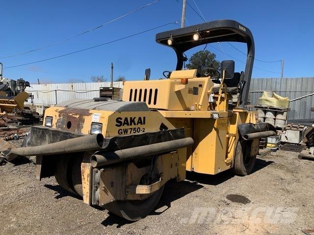 Sakai GW750-2 Kolesni valjarji s pnevmatikami