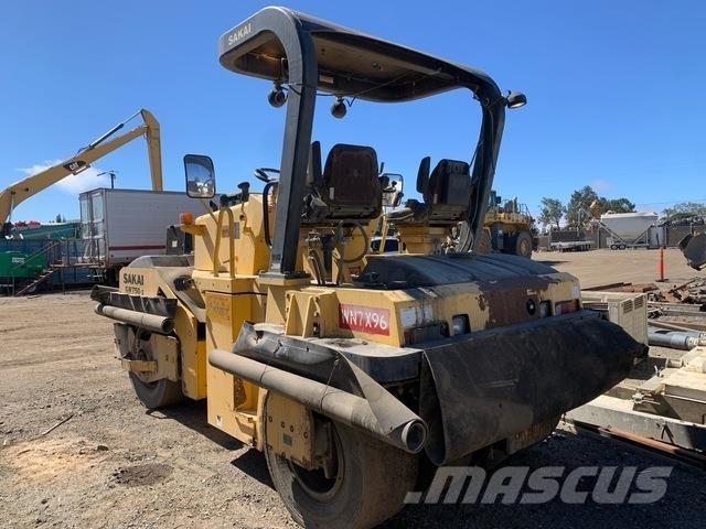 Sakai GW750-2 Kolesni valjarji s pnevmatikami