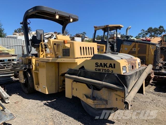 Sakai GW750-2 Kolesni valjarji s pnevmatikami