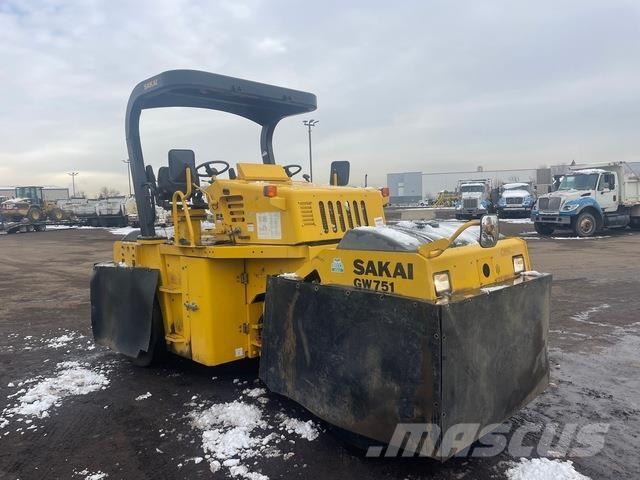 Sakai GW7512 Kolesni valjarji s pnevmatikami