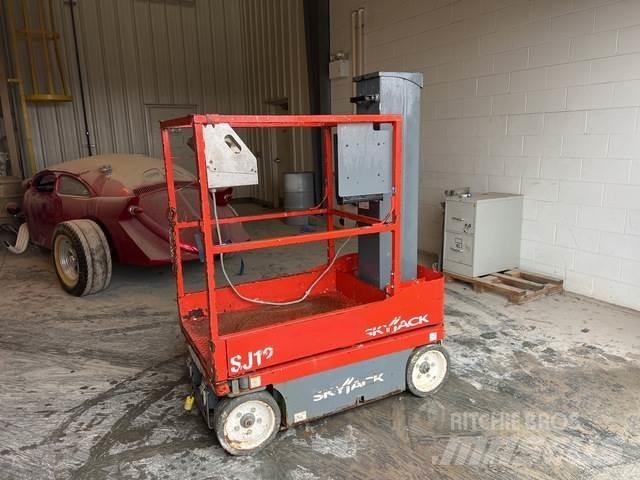SkyJack SJ12 Vertikalna dvigala