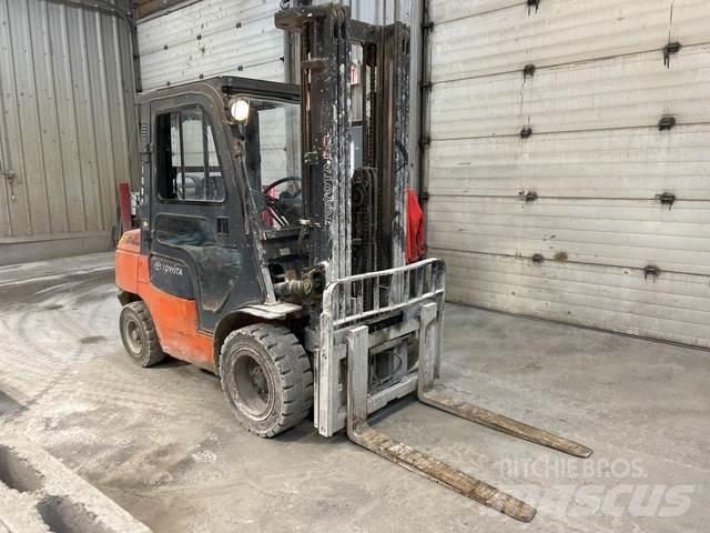 Toyota 7FGU32 Gradbeništvo - drugo
